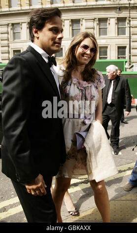 Liz Hurley e il marito Arun Nayar arrivano in un Whitehall Place nel centro di Londra, per il matrimonio di Patsy Kensit e Jeremy Healy. Foto Stock