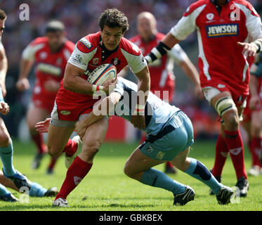 Rugby Union - finale del trofeo di energia EDF - Gloucester contro Cardiff Blues - Twickenham. Mark Foster di Gloucester è stato affrontato da ben Blair di Cardiff durante la finale del Trofeo dell'energia EDF a Twickenham, Londra. Foto Stock