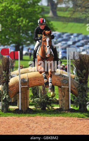 Zara Phillips e il suo cavallo Toytown competono nell'evento di Cross Country al Powderham Castle Horse Trials a Exeter. Foto Stock