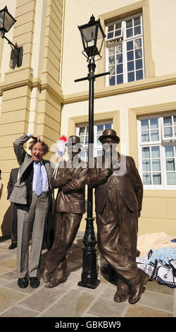 Il comico Ken Dodd svela una statua di bronzo in memoria di Laurel e Hardy, a Ulverston in Cumbria. Foto Stock