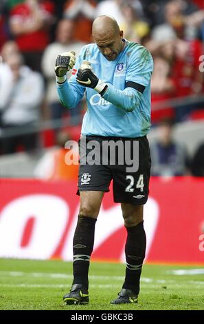 Calcio - fa Cup - Semifinale - Manchester United / Everton - Stadio di Wembley. Tim Howard, portiere di Everton, festeggia dopo aver salvato il colpo di Rio Ferdinand del Manchester United Foto Stock