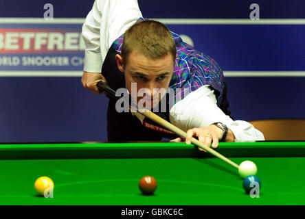 Stephen Hendry in azione contro Mark Williams durante il campionato mondiale di snooker Betfred.com al Crucible Theatre di Sheffield. Foto Stock