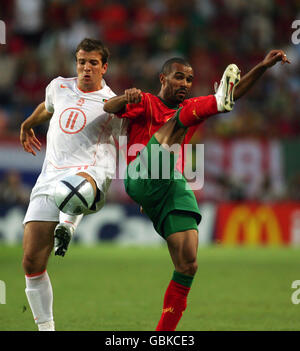 Calcio - Campionato europeo UEFA 2004 - Semifinale - Portogallo / Olanda. Costinha del Portogallo e Rafael van der Vaart dell'Olanda combattono per la palla Foto Stock