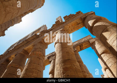 Portico con colore originale pittura, Tempio di Karnak, Karnak Luxor Egitto Foto Stock