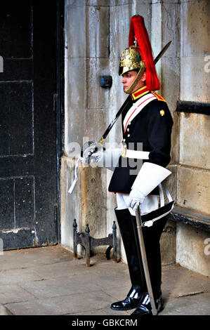 Una delle Guardie a Cavallo in Whitehall, London, England, Regno Unito, Europa Foto Stock