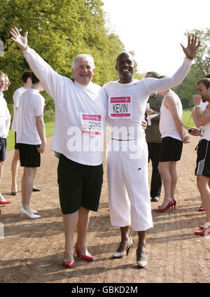 Kevin Adams (a destra) e Christopher Biggins (a sinistra) si uniscono agli uomini provenienti da tutto il Regno Unito che stanno sostenendo le donne nella loro vita che sono colpite dal cancro che indossa tacchi alti durante una fotocall per Cancer Research UK's Race for Life, alla pista di corsa in Regent's Park London. Foto Stock