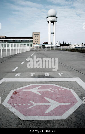 Torre di radar, vecchi aeromobili e marcature, stop e il traffico aereo, sui motivi dell'ex aeroporto Tempelhof di Berlino Foto Stock