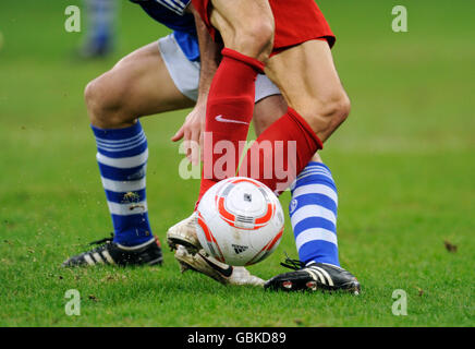 Le gambe dei giocatori in una battaglia per la palla, FC Schalke 04, S04 - SC Freiburg 1-0, Bundesliga campionato federale, Veltins-Arena Foto Stock