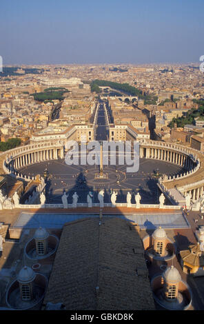 Vista dalla Basilica di San Pietro in Piazza San Pietro e la Città del Vaticano, Roma, Italia, Europa Foto Stock