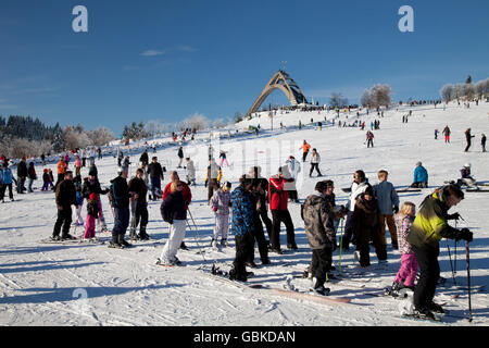 Gli sciatori nel resort di montagna Herrloh, Winterberg, Sauerland, Renania settentrionale-Vestfalia Foto Stock