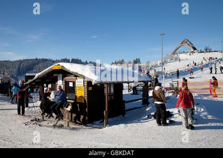 Gli sciatori nel resort di montagna Herrloh, Winterberg, Sauerland, Renania settentrionale-Vestfalia Foto Stock