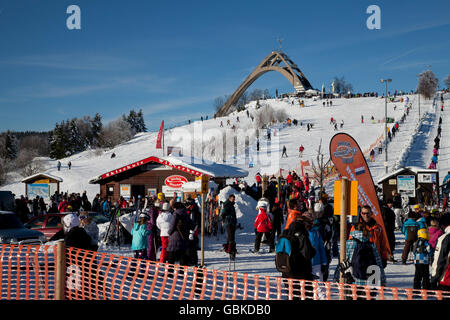 Gli sciatori nel resort di montagna Herrloh, Winterberg, Sauerland, Renania settentrionale-Vestfalia Foto Stock