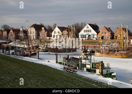 Barche da pesca in porto, Greetsiel, Krummhoern, Frisia orientale, Bassa Sassonia, del Mare del Nord Foto Stock