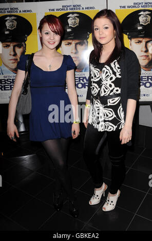 Suore, Kathryn Prescott (a sinistra) e Megan Prescott del programma TV Skins, arrivano per la proiezione VIP di Observe e Report al cinema Vue di Islington, a nord di Londra. Foto Stock
