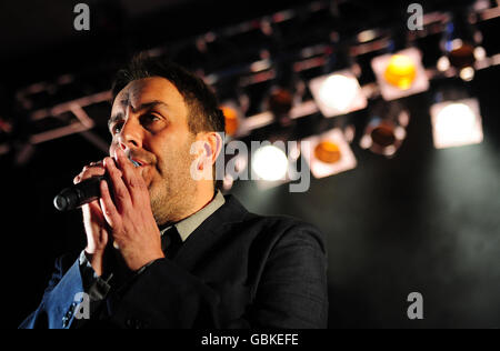 Terry Hall of the Specials in concerto la prima notte del loro tour nel Regno Unito presso l'Accademia O2 a Newcastle. Foto Stock