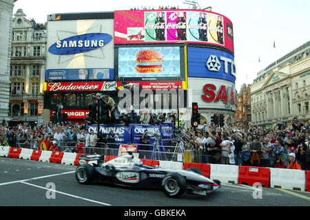 David Coulthard di McLaren guida gli spettatori durante una gara intorno a una sezione del West End. I concorrenti di otto squadre, tra cui Ferrari, Williams, BAR e Jordan, si sono Uniti a una processione lungo il percorso, progettata per aumentare l'interesse per il Gran Premio di Gran Bretagna di questo weekend e rafforzare le richieste di Londra di essere considerata come un possibile sito per una futura gara in città. Foto Stock