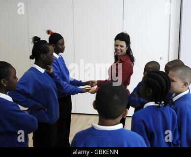 Strictly come la star Dancing Karen Hardy dà lezioni di ballo agli studenti del Southfields Community College, Wandsworth, Londra, presso i suoi studi a Chelsea, Londra, prima di una serie di Anzac Tea Dances per raccogliere denaro per la Legione Britannica reale e per commemorare Anzac Day. Foto Stock