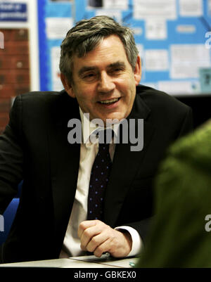 NOTARE IL PRODOTTO ALTERNATIVO. Il primo Ministro Gordon Brown parla durante una tavola rotonda con studenti e insegnanti, durante una visita al Newham Sesto Form College nella parte est di Londra. Foto Stock