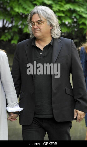 Il regista Paul Greengrass arriva alla St Bride's Church di Fleet Street, Londra, per i funerali di Sir Clement Freud, emittente, scrittore ed ex deputato liberale. Foto Stock