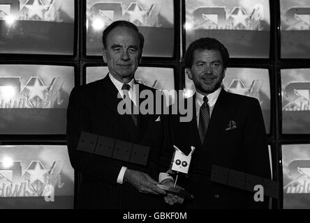 I media hanno formato Rupert Murdoch (l) e Alan Sugar (r) con un modello di satellite Astra in una conferenza stampa per annunciare il contratto di locazione decennale per tre nuovi canali satellitari Foto Stock