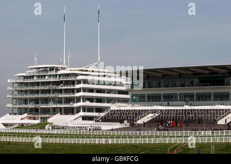 Corse di cavalli - Spring Meeting - Ippodromo di Epsom Downs. La nuova apertura della Duchessa's Stand accanto al Queens Stand (a sinistra) all'ippodromo di Epsom Downs Foto Stock