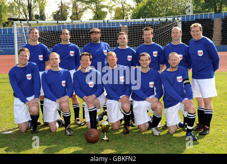 Calcio - Bristol City Fans / Manchester United Fans - National Sports Center, Crystal Palace. Il team di Bristol City prima del remake della finale della fa Cup 1909 tra Manchester United e Bristol City. Foto Stock