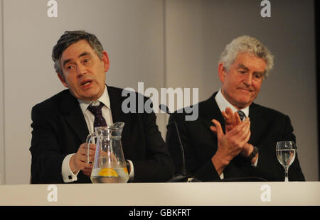 Il primo ministro gallese Rhodri Morgan si augura come primo ministro britannico Gordon Brown alla Conferenza del lavoro gallese a Swansea. Foto Stock