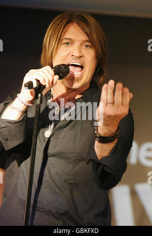 Billy Ray Cyrus esegue presso gli Apple Store Foto Stock