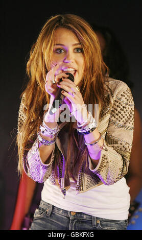 Miley e Billy Ray Cyrus Apple Store di prestazioni - Londra Foto Stock