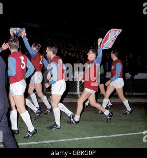 Calcio - Coppa delle Coppe europee - finale - West Ham United contro TSV 1860 Monaco. Brian Dear (second l) di West Ham United, parta una versione gigantesca del badge del club intorno a Wembley dopo la vittoria del suo team nel 2-0 Foto Stock