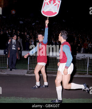 Calcio - Coppa delle Coppe europee - finale - West Ham United contro TSV 1860 Monaco. Brian Dear (l) di West Ham United sfilerà una versione gigantesca del badge del club intorno a Wembley dopo la vittoria del suo team nel 2-0 Foto Stock