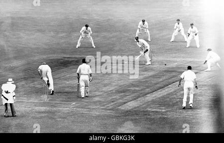 Cricket - Quarta prova - Sud Africa / Inghilterra - prima giornata. Len Hutton (c) d'Inghilterra allena una palla da Cuan McCarthy (in basso l) del Sud Africa a Tony Harris (c, r) a gamba corta Foto Stock