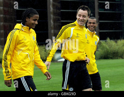 John Terry di Chelsea (a destra) e Ashley Cole (al centro) condividono un Scherzo con Michael Mancienne (a sinistra) durante una sessione di allenamento Foto Stock