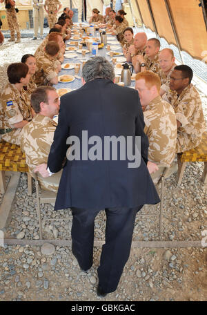 Il primo ministro Gordon Brown ha la prima colazione con i soldati britannici a Lashkar Gah, una base in avanti nella provincia di Helmand, Afghanistan. Foto Stock