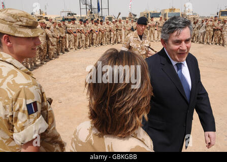 Il primo ministro Gordon Brown (destra) incontra i soldati britannici al Camp Bastion nella provincia di Helmand, Afghanistan. Foto Stock