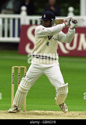 Cricket - NatWest Trophy - Round Four - Kent contro Glamorgan. Rahul Dravid di Kent batte contro Glamorgan Foto Stock