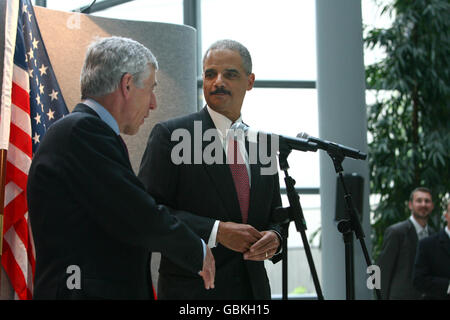 Il Segretario di Stato della Giustizia Jack Straw accoglie il nuovo procuratore generale Eric Holder presso il Ministero della Giustizia nel centro di Londra. Foto Stock