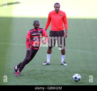 Gli attaccanti di Barcellona Samuel Eto'o (a sinistra) e Thierry Henry durante il riscaldamento dei media al Camp Nou, Barcellona. Foto Stock