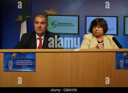 Il Ministro della Salute e dei Bambini Mary Harney e il Dott. Tony Holohan del Dipartimento della Salute in una conferenza stampa nel Centro Stampa del Governo di Dublino dopo che è emerso che quattro persone nella Repubblica Irlandese sono state testate stasera per l'influenza suina. Foto Stock