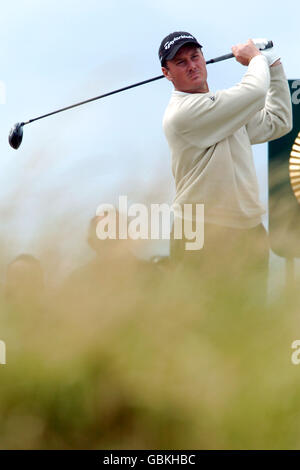 Golf - Campionato aperto 2004 - Royal Troon - turno finale. Todd Hamilton degli Stati Uniti tee off sulla quarta Foto Stock