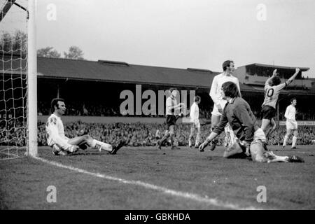 Wolverhampton Wanderers' Derek Doorgan (r) celebra l'obiettivo di apertura, alla deiezione di Paul Reaney (l), David Harvey (in ginocchio) e Paul Madeley (c) del Leeds United Foto Stock