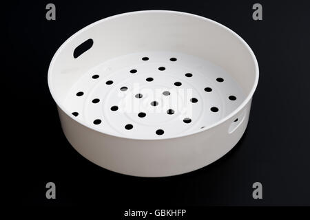 In plastica bianca sistema di cottura a vapore su sfondo nero Foto Stock