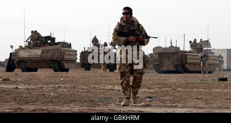 Membri di 15 Squadron RAF Regiment su uno degli ultimi pattugliamenti durante le operazioni di combattimento da parte degli inglesi nella provincia di Basra, Iraq. Foto Stock