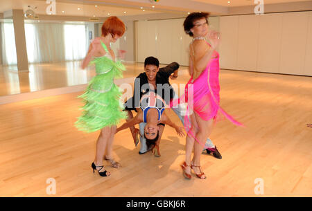 Strictly come Dancing STAR Karen Hardy (centro) celebra la Giornata Internazionale della Danza con gli studenti di danza, offrendo lezioni gratuite di danza globale dalla Samba Brasiliana al Tango Argentino presso i suoi nuovi studi di danza a Chelsea, West London. Foto Stock