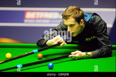 Mark Selby in azione contro John Higgins durante il campionato mondiale di snooker Betfred.com al Crucible Theatre di Sheffield. Foto Stock