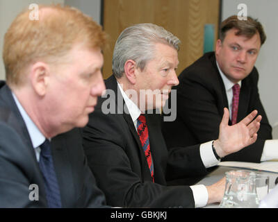 (Da sinistra a destra) il Segretario di Stato per la Salute Alan Johnson, Chief Medical Officer Liam Donaldson, e il Segretario di Stato per i Bambini, le scuole e le famiglie ed Balls in una conferenza stampa presso il Dipartimento della Salute di Westminster, Londra, circa i piani del Regno Unito per una possibile epidemia di influenza suina. Foto Stock