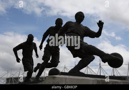 Calcio - Barclays Premier League - Stoke City / West Ham United - Britannia Stadium. Una vista della statua di Sir Stanley Matthews fuori dal Britannia Stadium Foto Stock