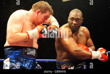 La britannica Danny Williams in azione contro John McDermott durante la lotta europea (EBU) Heavyweight Title al Crowtree Leisure Centre, Sunderland. Foto Stock