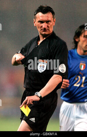 Calcio - Campionato europeo UEFA 2004 - Gruppo C - Italia / Bulgaria. L'arbitro Valentin Ivanov si prepara a brandish la sua carta gialla Foto Stock