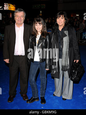 Tony Blackburn (a sinistra), la moglie Debbie (a destra) e la figlia Victoria arrivano per la prima di Monsters Vs Aliens al Vue West End, Leicester Square, Londra. Foto Stock